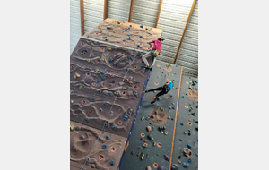 Aaron se démène dans le dévers pendant que Céline se repose sans complexe.